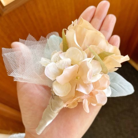 ベージュの薔薇のコサージュ