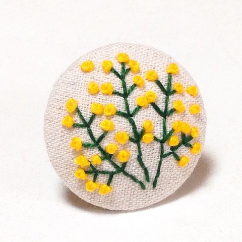 送料無料 刺繍ブローチ  きんぽうげ ヘアゴム可　 くるみボタン