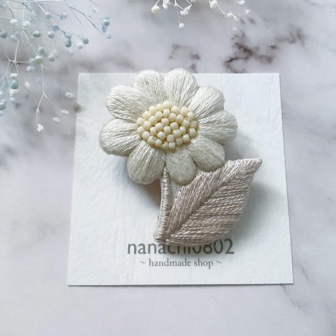 ▷上品に咲く花のカタチ ～くすみホワイトの手刺繍ブローチ～