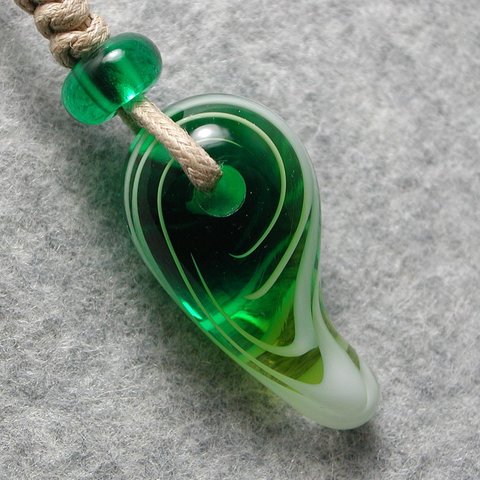 勾玉(緑) とんぼ玉 ガラス ネックレス No2338