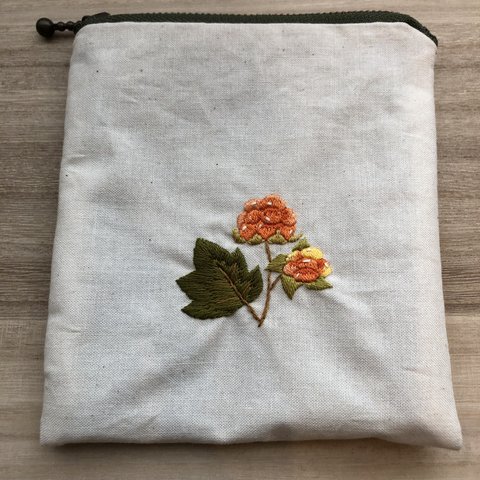 北欧ベリーの刺繍ポーチ【マチなし】