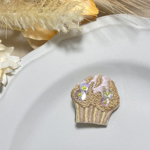 マフィン🧁刺繍ブローチ☻︎キラキラ