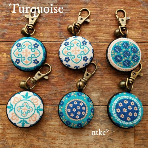 鈴付 キーホルダー 【Turquoise】＊polish tile＊ 鍵 家 自転車 車 スマートキー チャーム キーリング ナスカン シンプル アクセサリー 実用的 くるみボタン 花柄 東欧 北欧