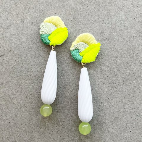 neon yellow刺繍ピアス