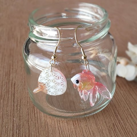 金魚とうちわのフックピアス