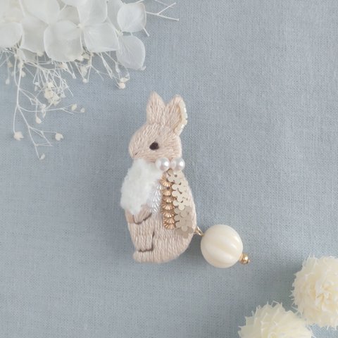 もこもこうさぎの刺繍ブローチ(ベージュ)