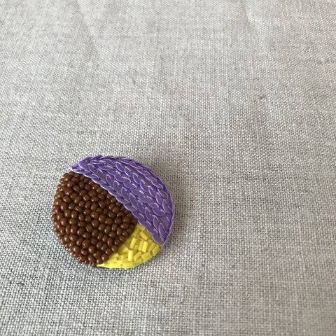 ビーズ刺繍ブローチ