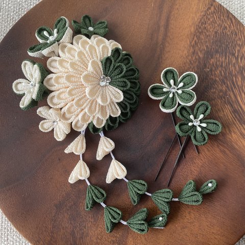 受注製作｟華やか丸菊と梅の髪飾り｠つまみ細工 かんざし 緑 成人式