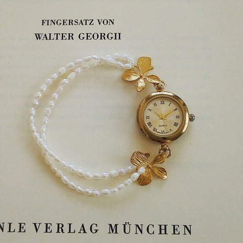 バロックパールと真鍮花の腕時計