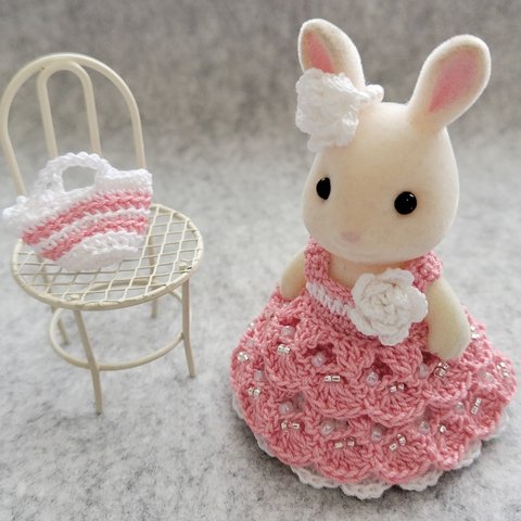 (中間のピンク)ウサギの女の子サイズ　レース編みドレス・耳飾り・バッグセット　シルバニア 