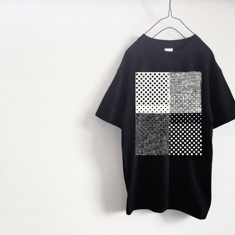 ドットでチェック　パターン　Tシャツ（黒）