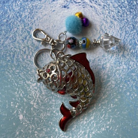 ラッキーフィッシュキーホルダー🐟赤/ポンポン水色/ミルフィオリ/鈴/魔除け/ナザールボンジュウ/八角錐/ペンデュラム/ラッキーアイテム/ラッキーモチーフ/お守り/幸運/金運アップ/子孫繁栄