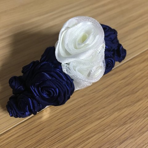 シックな青の薔薇リボンのバレッタ