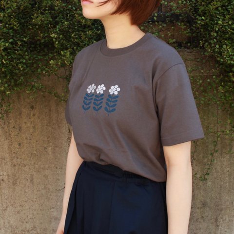 小さい花のグレーTシャツ