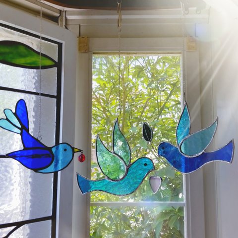 幸運を呼ぶ！平和のシンボル　ステンドグラス　青い鳥のサンキャッチャー　ハート