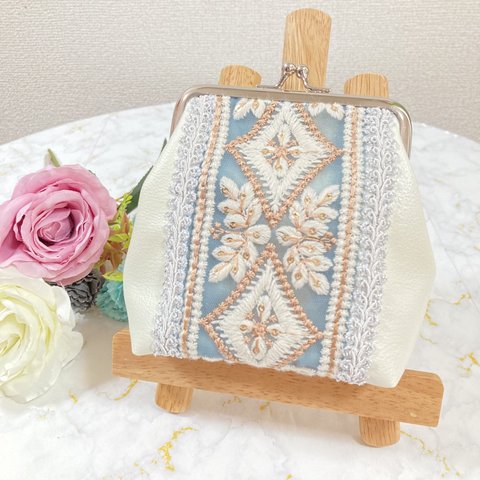 【✨人気No.1✨爽やかブルーのがま口ポーチ、ホワイト×ブルー、インド刺繍リボン】