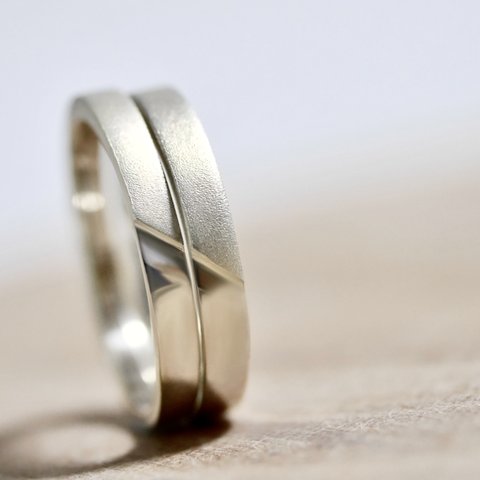 『tetote◿』手を添える結婚指輪 カジュアルモデル ホワイトゴールド ペアリング 2本セット ( 光沢 & マット)  結婚指輪のオーロ