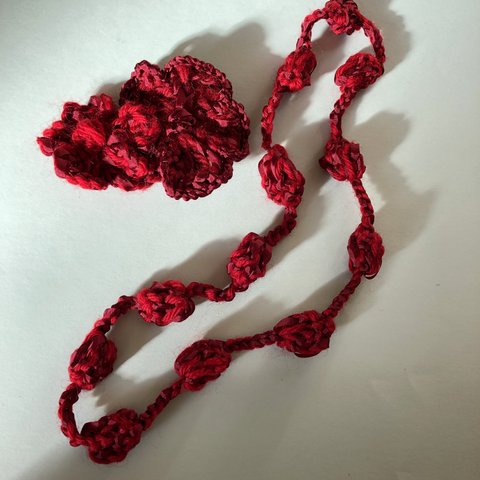 赤いウール毛糸とリボンヤーンのネックレスとブローチ