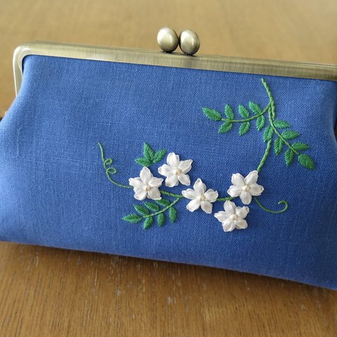 手刺繍のクラッチバッグ〈ジャスミン〉