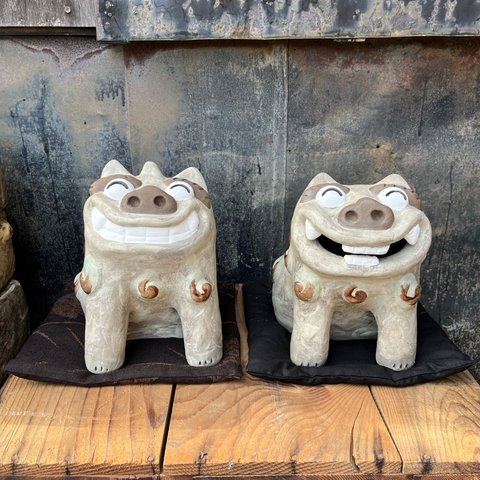狛犬（大）座布団（大）付き　Ｏ-106-107　陶製　/Komainu/陶瓷狗雕像。