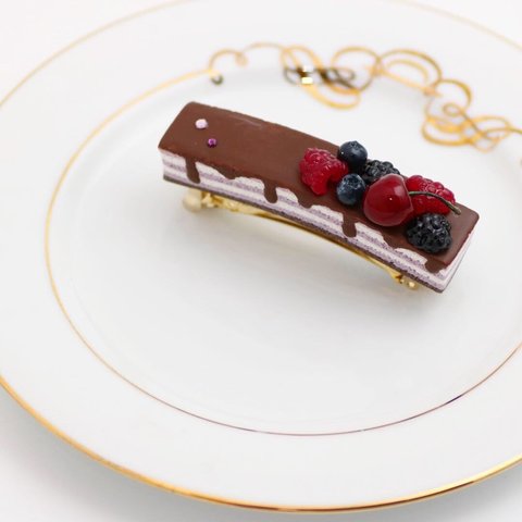 【受注制作】ダークベリーチョコレートケーキのバレッタ