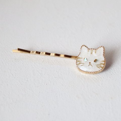ウルウルおめめの猫ヘアピン（茶トラさん）パールホワイト・螺鈿風・トラ猫