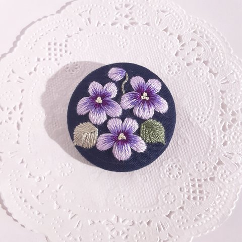 すみれの刺繍ブローチ