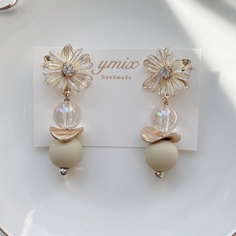 大人気！ベージュお花ビジューピアス