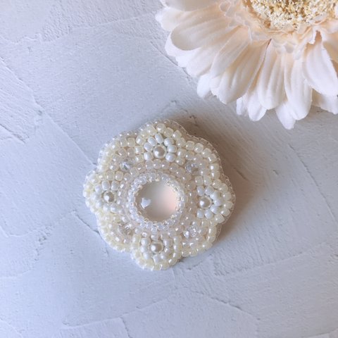 【ビーズ刺繍】お花の一輪ブローチ 白