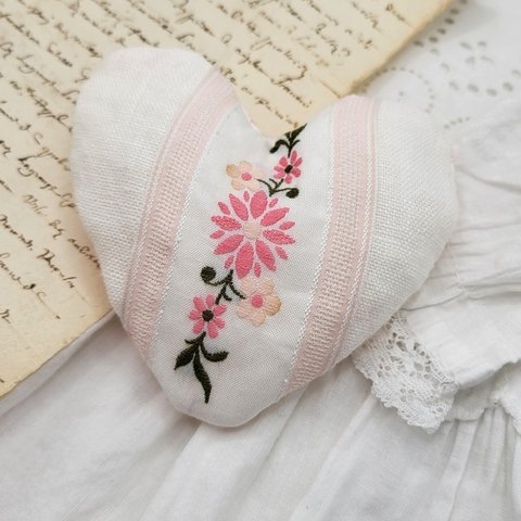 フランスのコットン刺繍リボン*デイジーのお花♡ハート型サシェ♡