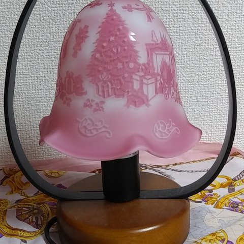 ピンクのランプ:暖炉のある部屋