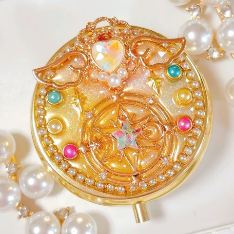 魔法少女マジカルプリンセス◆ピルケース 小物入れ お薬ケース アクセサリー収納 コスメ レジン キラキラ ゆめかわいい 天使の羽 パール 魔法陣 ゴールド 金 ピンク プレゼント 贈り物 チェーン