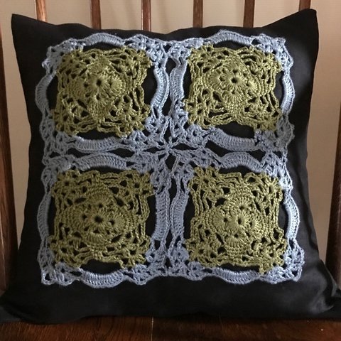 モチーフ編み飾りのリネンクッションカバー