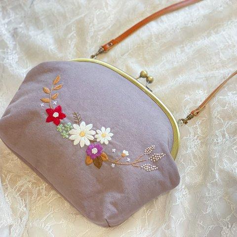 【即納】お花畑のショルダーバッグ〈ブラウン〉　～手刺繍のがま口バッグ～