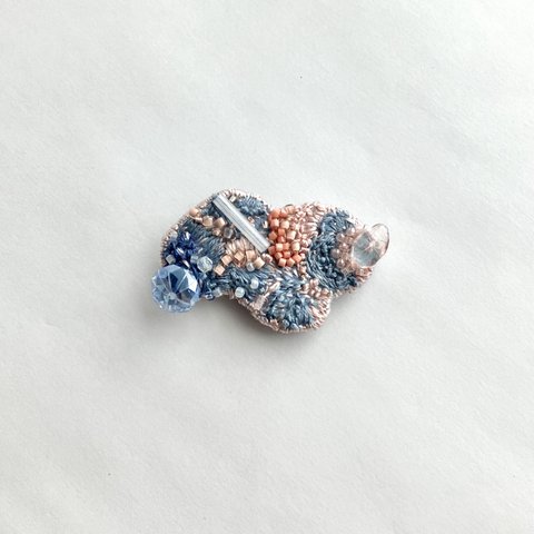 "雲みたいなカタチの刺繍ブローチ "雨香〜pink /blue〜