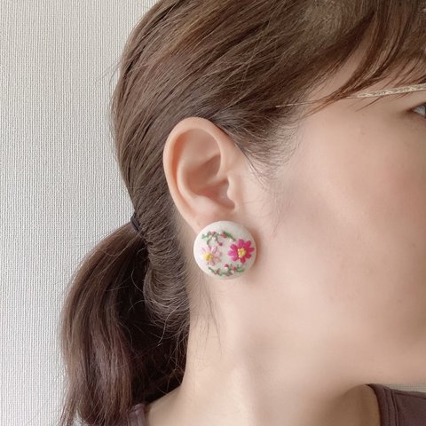 コスモスの刺繍のくるみボタンのイヤリング