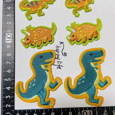 6枚入り　恐竜刺繍アイロンワッペン　シールタイプ