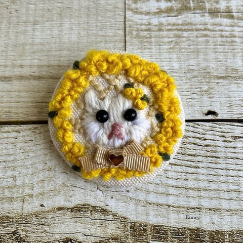 手刺繍ミモザリースとふわふわ白猫ちゃんのブローチ　国産帆布　ミモザ　猫　Embroidery Brooch