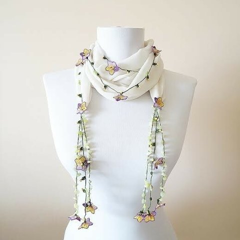刺繍のお花付き　シフォンスカーフのロングラリエット　クリームと紫のお花