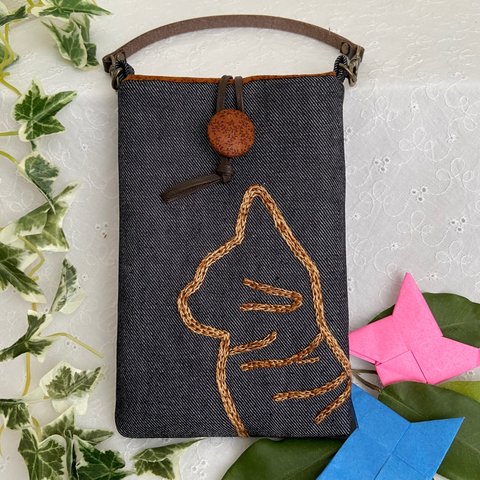 手刺繍の横顔ねこスマホポーチ　ブラックデニム×茶トラ