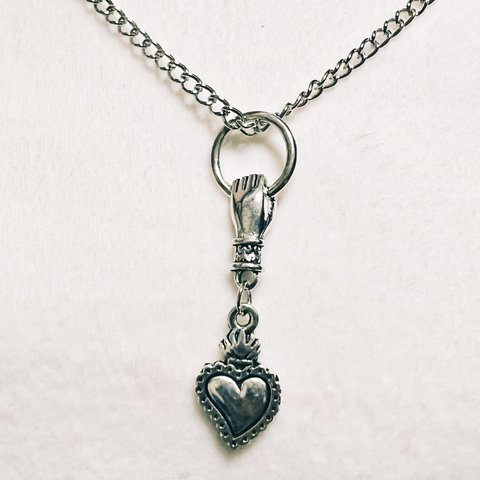 Design Hand heart necklace