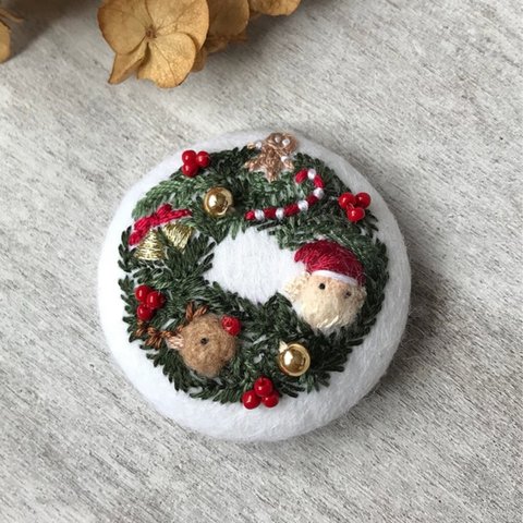 刺繍のブローチ クリスマスリース