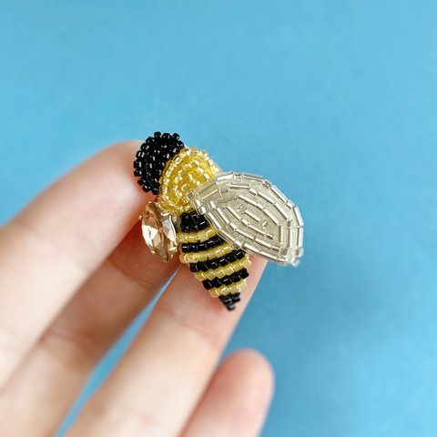 ハチのブローチ　ビーズ刺繍