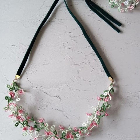 春のアクセサリー 小花のネックレス(タティングレース編み)