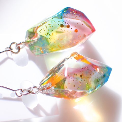 虹色の鉱石風ピアス・イヤリング レジン 鉱石レジン 青 赤 黄色 緑 紫 カラフル A