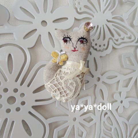 猫人形　ブローチ　リネン白　ya*ya*doll アクセサリー 猫雑貨