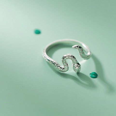 シルバー925 　細め　ヘビ　蛇　スネーク　華奢　リング　　指輪　silver925 フリーサイズ　大きさ調整可能
