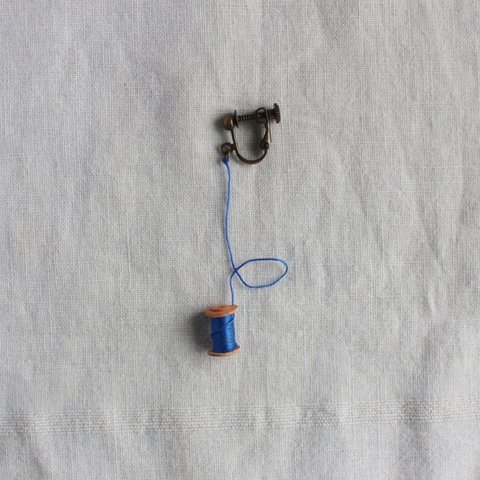 《片耳用》革の糸巻き pierce/earring -Blue-