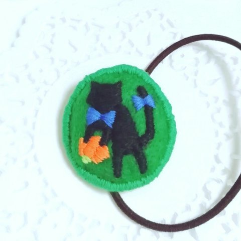 手刺繍　黒猫とカボチャ　ハロウィン　キッズ　ヘアゴム　ヘアアクセサリー　バッグチャーム　バッグアクセサリー