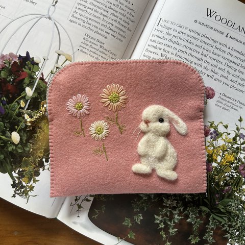 🐰felt  de patchworkうさぎとお花のポーチ🩷